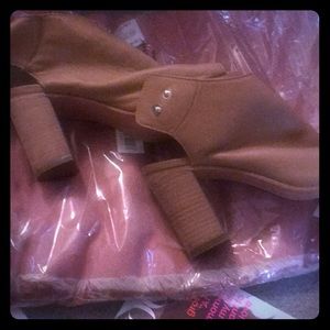 Steve Madden tan sandals SZ 6.5 worn only a few tx